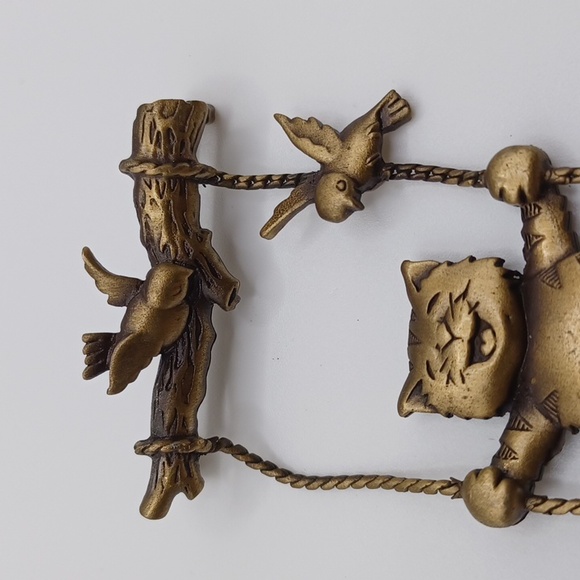 JJ Swinging Cat Brooch - Picture 2 of 5